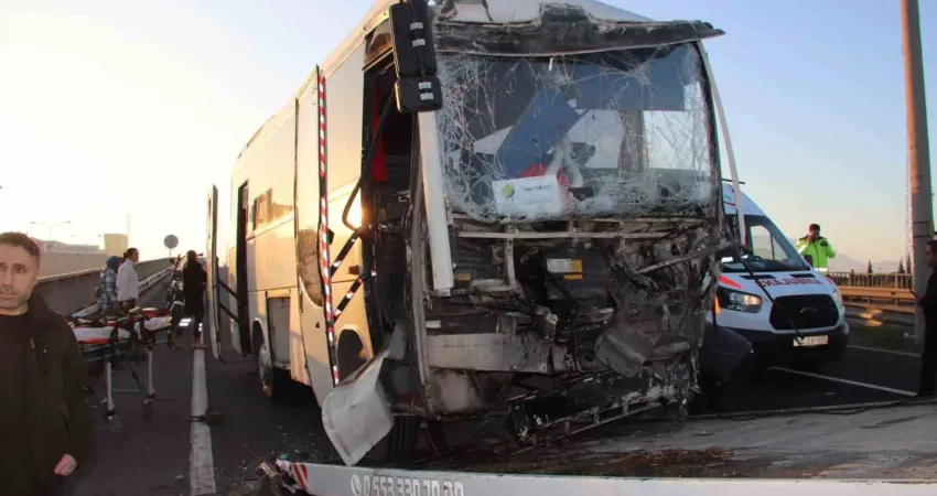 Manisa’nın Turgutlu ilçesinde işçi servisinin tıra arkadan çarpması sonucu meydana