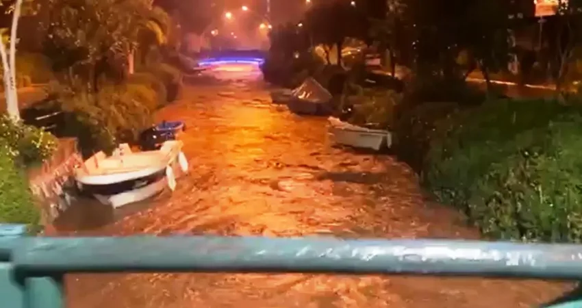 Marmaris’te sağanak yağış etkili oldu, yollar göle döndü Muğla’nın Marmaris ilçesinde etkili olan sağanak yağış yolları göle çevirirken,