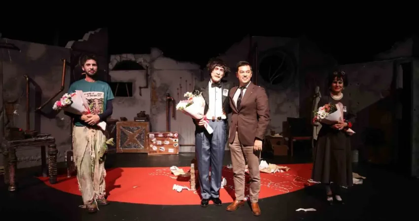 Muğla'nın Marmaris ilçesinde izleyiciler konserden sonra tiyatro oyununa da biletle