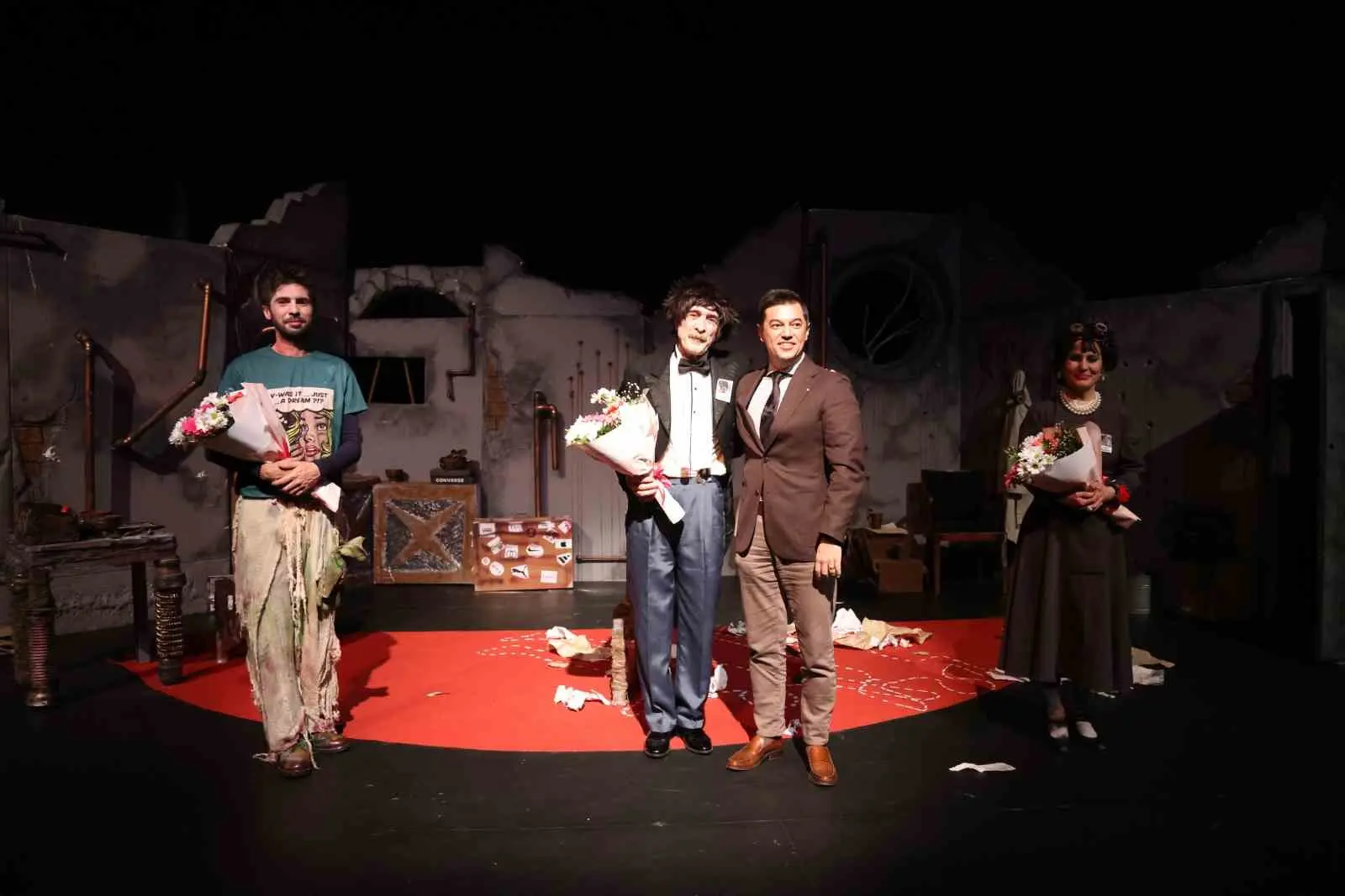 Muğla'nın Marmaris ilçesinde izleyiciler konserden sonra tiyatro oyununa da biletle