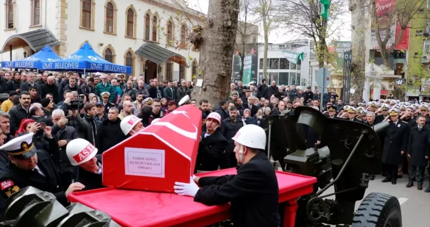 Muğla’daki ambulans helikopter kazasında hayatını kaybeden Emekli Albay Tamer Gönül’ün Cenazesi Defnedildi Muğla'daki helikopter kazasında hayatını kaybeden Tamer Gönül, İzmit'te toprağa verildi.