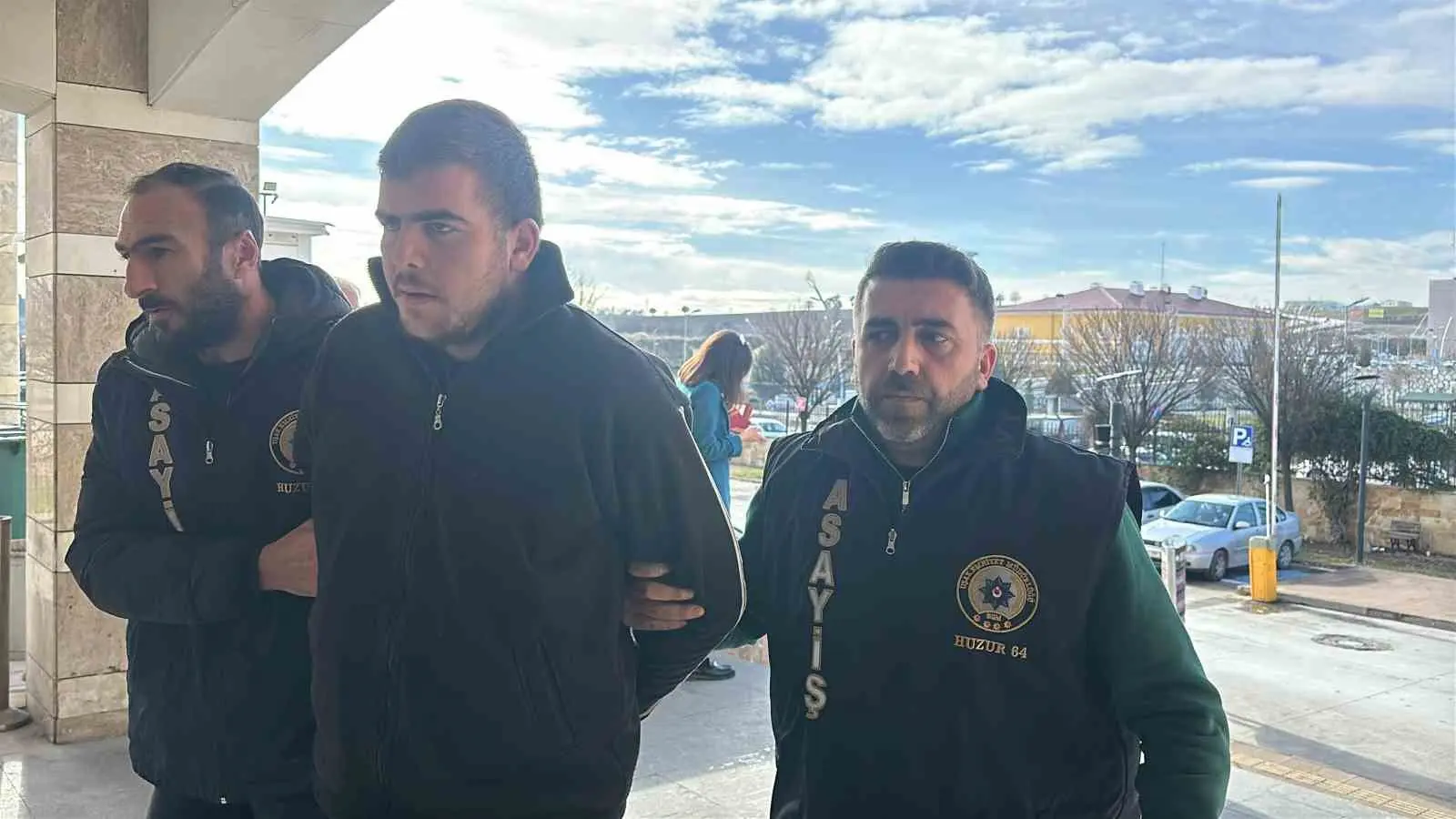 Uşak’ta babasını sopayla darp ederek öldüren oğul, çıkarıldığı mahkemece tutuklanarak