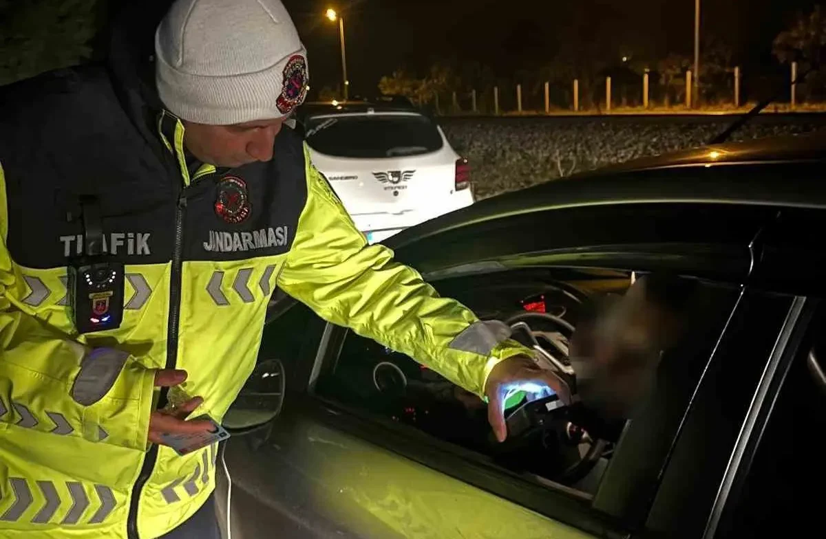 Aydın-İzmir Otoyolu Germencik gişeleri çıkışında jandarma ekipleri tarafından gerçekleştirilen kontrollerde