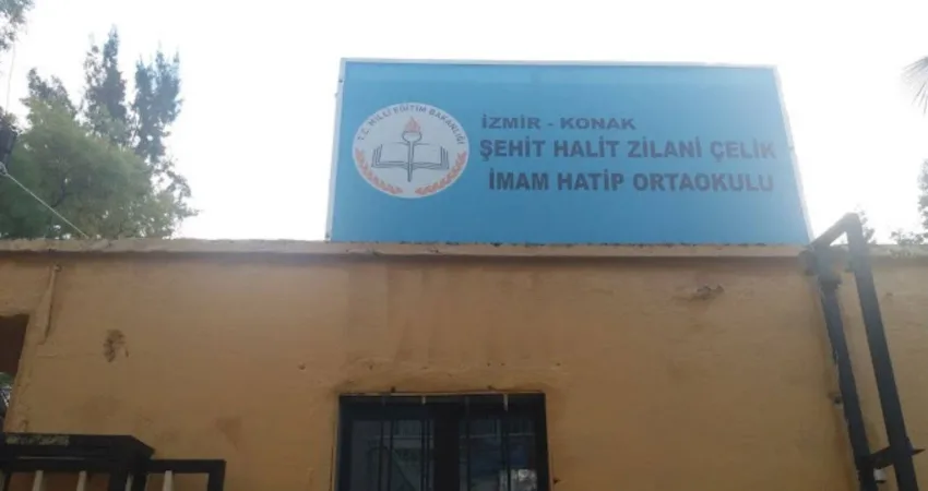 İzmir’de veliden kadın öğretmene çirkin saldırı İzmir Şehit Halit Zilani Çelik İmam Hatip Ortaokulu’nda bir veli,