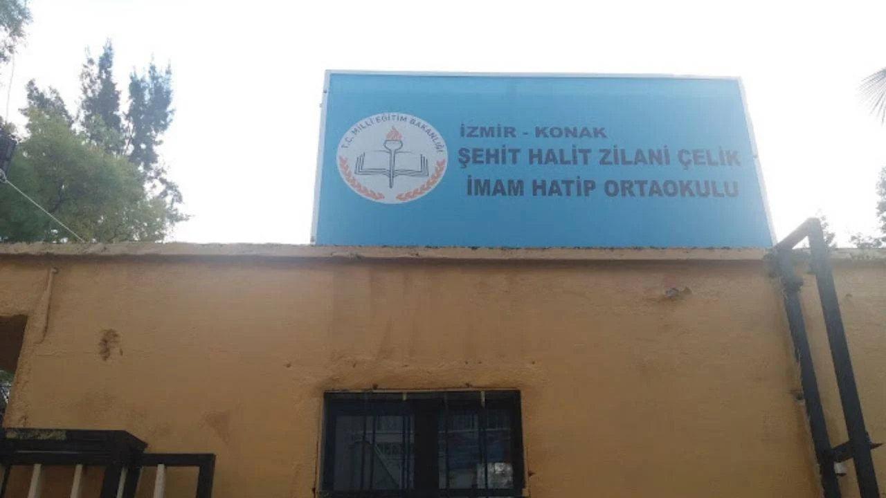 İzmir Şehit Halit Zilani Çelik İmam Hatip Ortaokulu’nda bir veli,