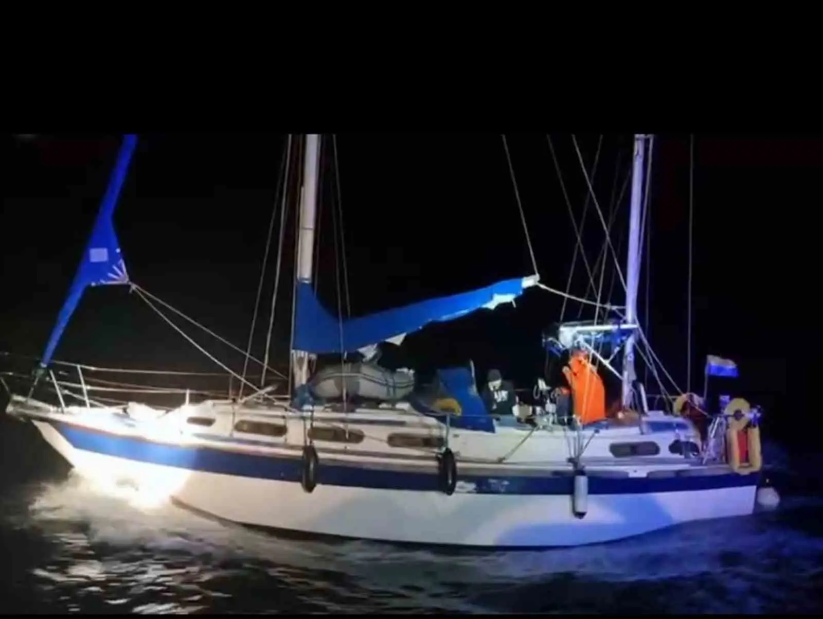 Muğla’nın Fethiye ilçesi açıklarında hareket halindeki yelkenli teknede Sahil Güvenlik