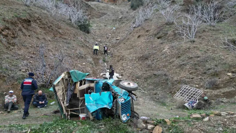 Aydın’ın Nazilli ilçesinde, zeytin toplamaya giden işçilerin olduğu araç uçuruma