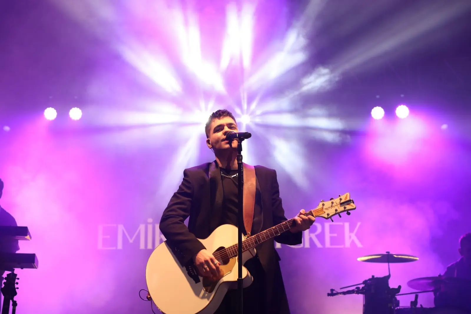 Bodrum Belediyesi tarafından Bodrum Belediye Meydanında düzenlenen Emircan İğrek konseri