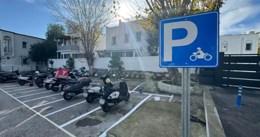 Bodrum’da Motoparklar Hizmete Giriyor Bodrum’da ulaşımın önemli araçlarından olan motosikletler için motoparklar hizmete giriyor.