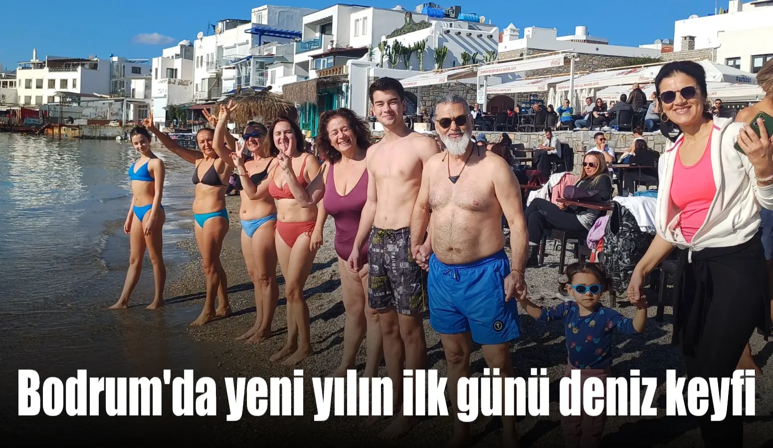 Muğla’nın Bodrum ilçesinde 2025’in ilk günü denize giren vatandaşlar renkli