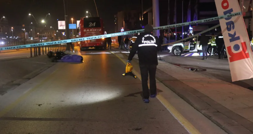 Denizli’de dengesini kaybeden genç motosiklet sürücüsü otobüsün altında kalarak can verdi Denizli'nin Merkezefendi ilçesinde seyir halindeki motosiklet sürücüsü dengesini kaybedip yan