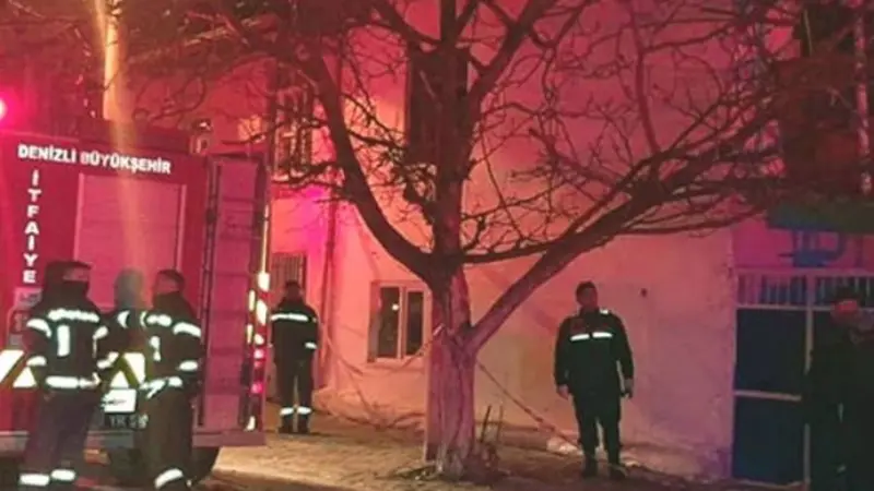 Denizli'nin Tavas ilçesinde sobaya yakmak isteyen yaşlı kadın çıkan yangın