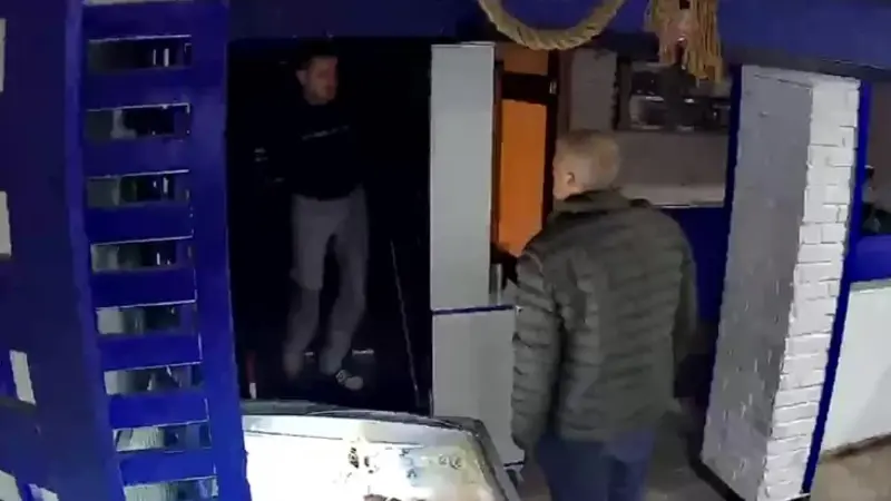 Antalya’da gece saatlerinde işyerine giren kimliği belirsiz şahsın masada bulunan