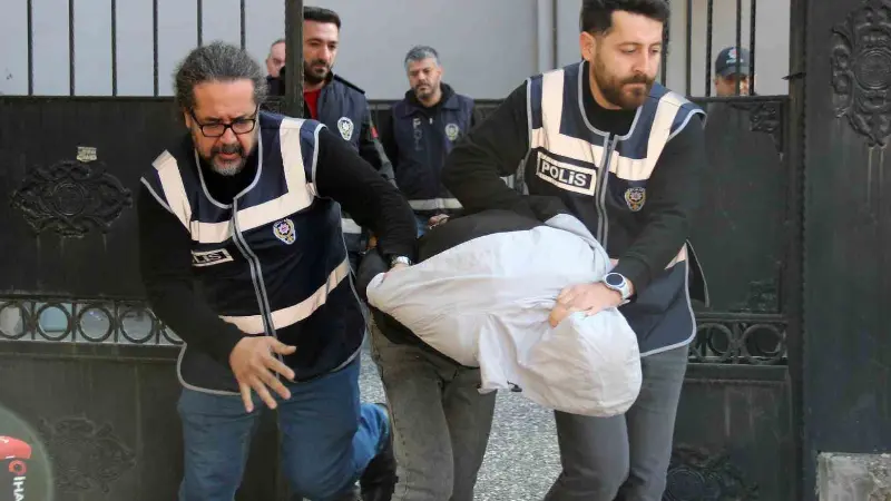 İzmir’de görüntülü aradığı boşanma aşamasındaki eşine tehditler savurup, 3 yaşındaki