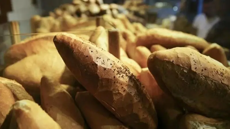 İzmir'de halk ekmeğe zam yapıldı. Zamla beraber ekmeğin fiyatı 8