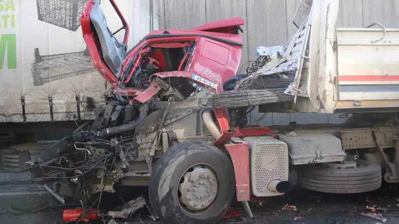 Manisa’nın Turgutlu ilçesinde dün 4 tırın karıştığı trafik kazasında yaralanan