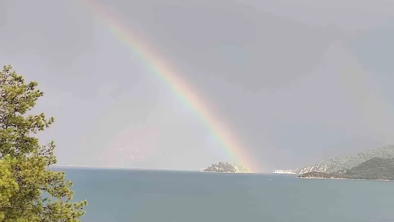 Muğla’nın Marmaris ilçesinde sağanak yağış esnasında çıkan gökkuşağı izleyenleri mest