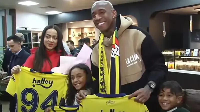 Talisca, İstanbul’a geldi Fenerbahçe'nin anlaşmaya vardığı 30 yaşındaki Brezilyalı futbolcu Anderson Taslica, İstanbul'a