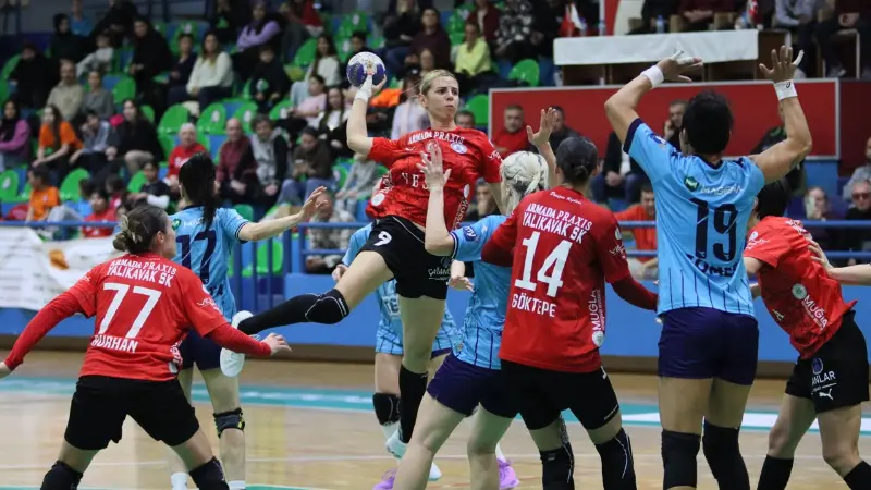 Kadınlar Hentbol Süper Ligi’nin 12. haftasında, Armada Praxis Yalıkavakspor, kendi