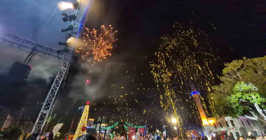 Bodrum yeni yıla coşkuyla girdi Muğla’nın Bodrum ilçesinde binlerce kişinin katılımıyla yeni yıl kutlaması yapıldı.