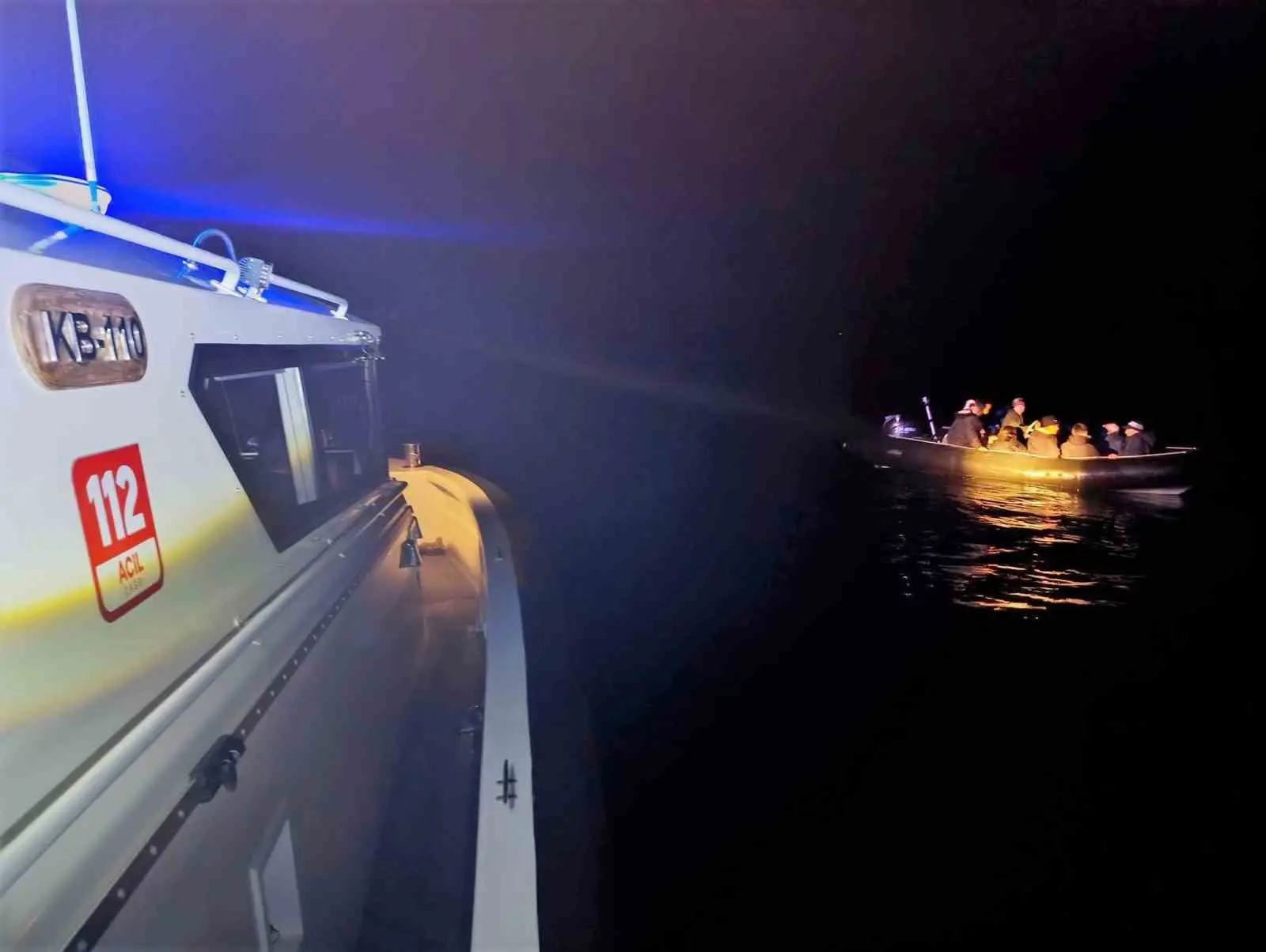 Muğla’nın Bodrum ilçesinde sürüklenen lastik bottaki 9 düzensiz göçmen kurtarıldı.