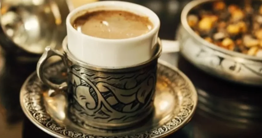 Dünyanın en popüler içeceklerinden biri olan kahve, birçok insanın güne