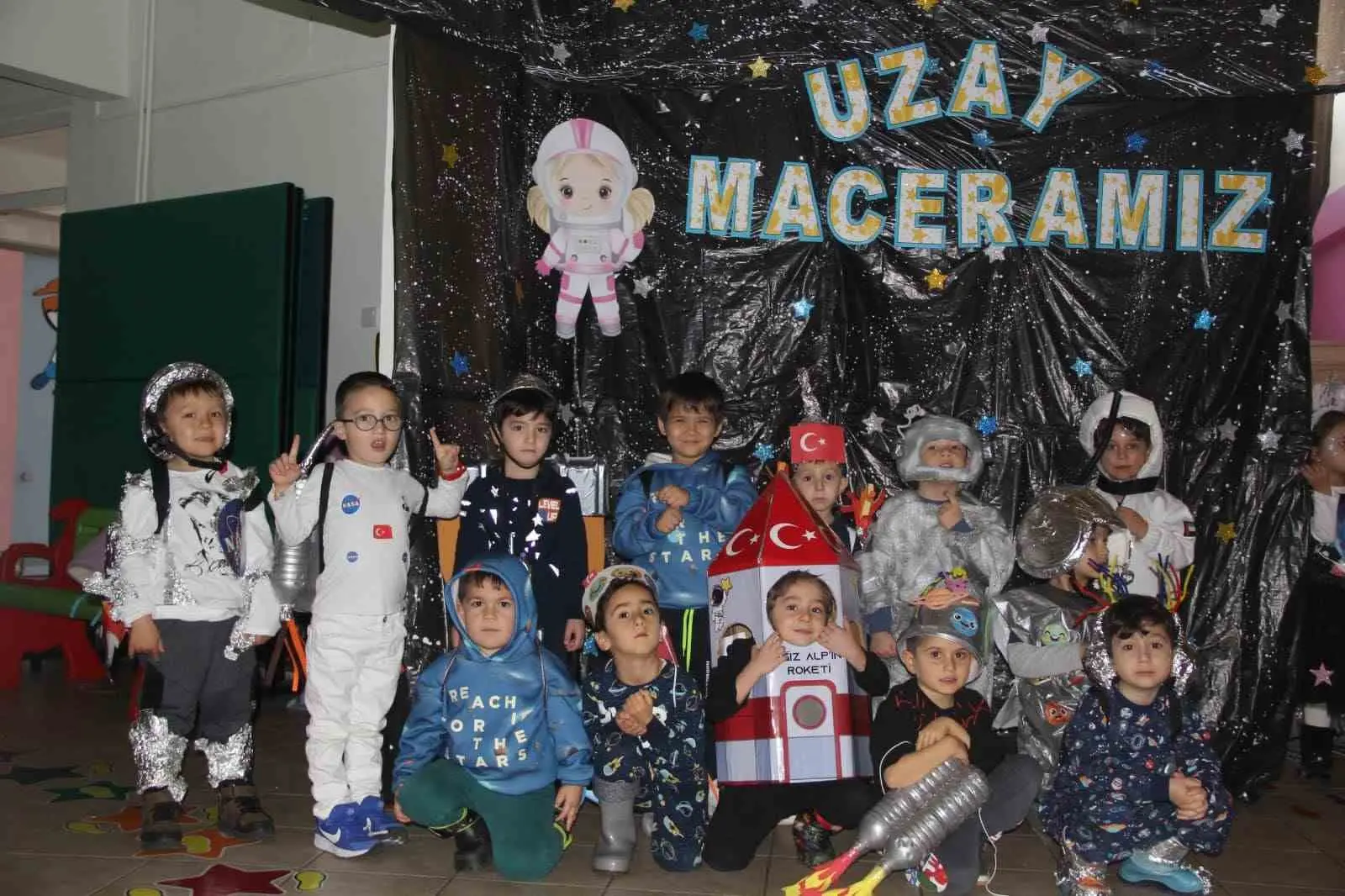 Muğla 75. Yıl Anaokulu’nda düzenlenen Uzay Günü etkinliği, öğrenciler, öğretmenler