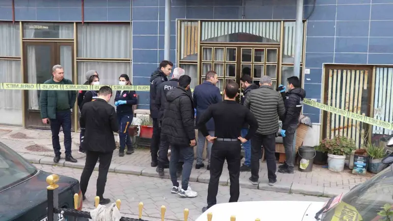 Denizli’nin Pamukkale ilçesinde evine dönerken yorulan yaşlı adam, soluklanmak için