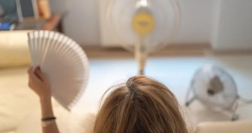 Menopozun oluşma yaşının Türkiye'de ortalama 45-52 arasında olduğunu kaydeden Kadın