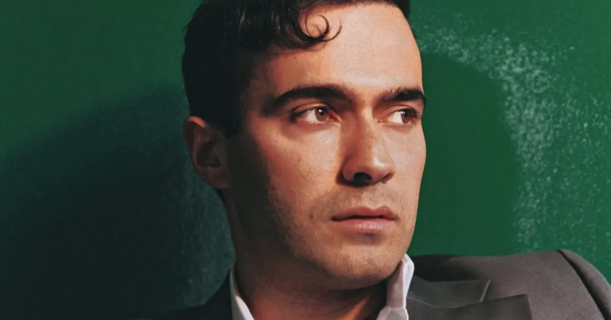 Mert Demir, sözleri ve düzenlemesi kendisine, bestesi ise Mert Demir