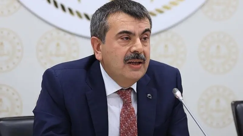 Milli Eğitim Bakanı Yusuf Tekin, Eğitim-Sen'in okullarda öğrencilere gayriresmi olarak