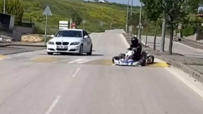 Bursa'da pistin yolunu şaşıran bir kişi, go kart aracıyla trafiğe