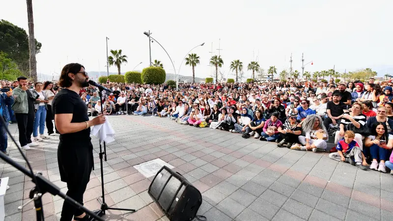 Koray Avcı Fethiye’de Sokak Konseri Verdi Koray Avcı Özer Olgun Kültür Merkezi önünde Fethiyelilere sokak konseri