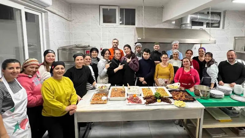 Ortaca Halk Eğitimi Merkezi Türk Mutfağı Kursu devam ediyor Muğla’nın Ortaca ilçesi Halk Eğitimi Merkezi bünyesinde açılan Türk Mutfağı