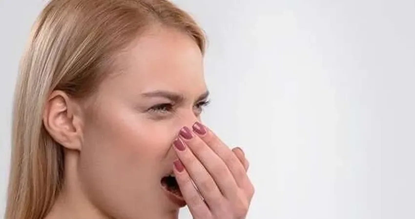 Ağız kokusu problemi, boğaz ve diş sorunlarından kaynaklanabileceği gibi sindirim