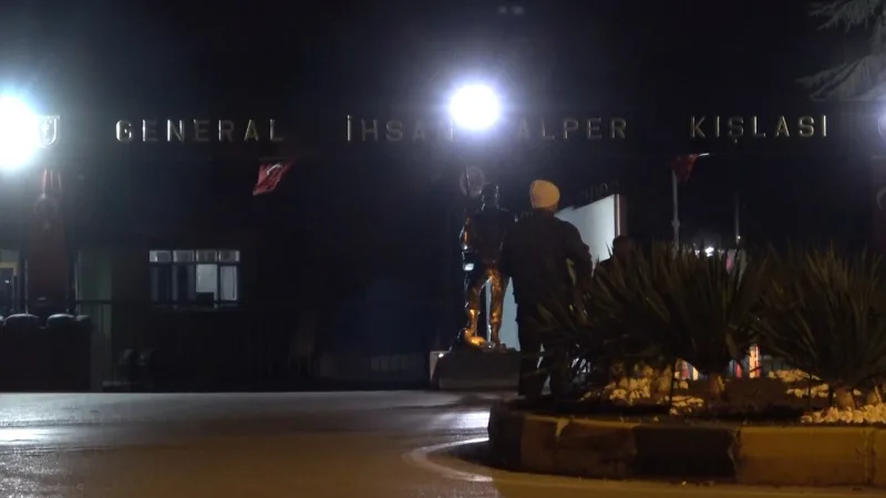 Isparta’da Askeri Kışlada Futbol Kavgası: Somalili Askerler Birbirine Girdi Isparta General İhsan Alper Kışlası'nda eğitim gören Somali uyruklu askerler