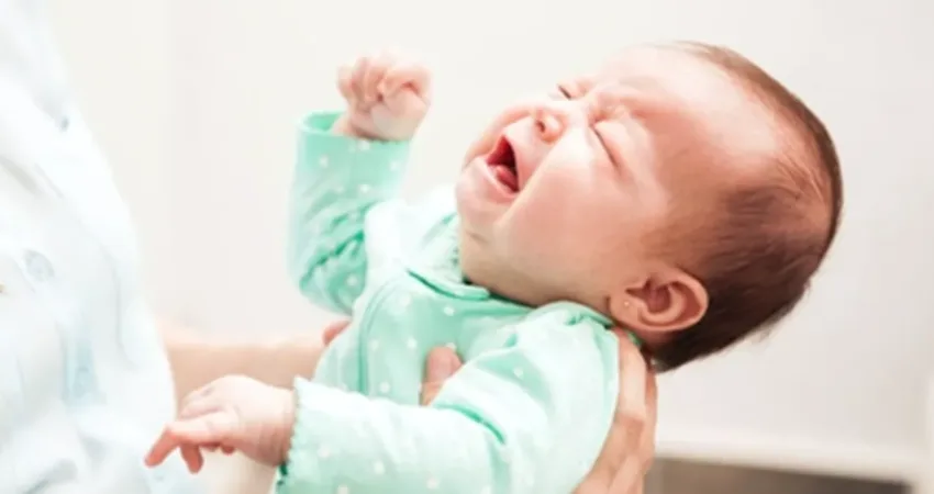 Bebeklerde reflüye dikkat! Bebeklerde Reflü Nedir? Bebeklerde reflü sık görülen ve genellikle bebek büyüdükçe kendiliğinden düzelen