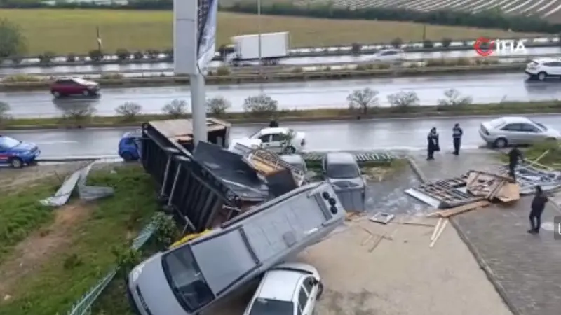 Antalya’da hortum ortalığı birbirine kattı Antalya'nın Manavgat ilçesinde etkili olan kuvvetli yağış sonrası meydana gelen