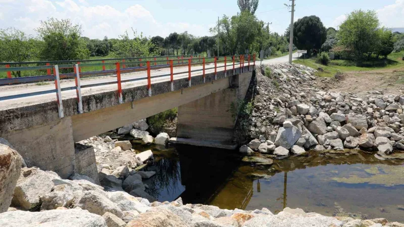 Muğla Büyükşehir Belediyesi, Yatağan’ın Hacıbayramlar Mahallesi’nde yağışlar sonrası çökmeler yaşanan