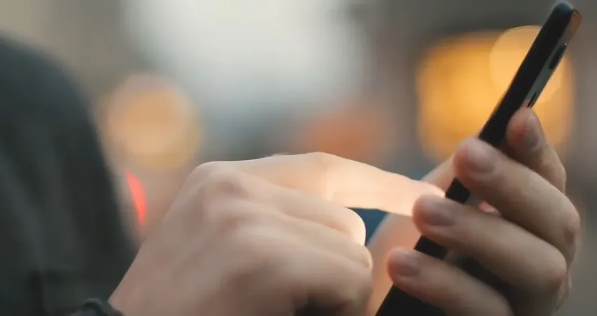 Mobilde ortalama 4 saat 4 dakika cepte ve netteyiz! Türkiye'de 80,7 milyon kişi cep telefonu kullanıyor. 16 yaş ve