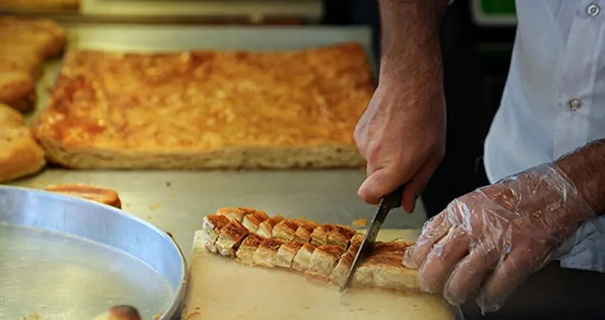 Tarım Bakanlığı’ndan Börek İfşası: Sarıyer Börekçisi’nde Akılalmaz İçerikler Tarım ve Orman Bakanlığı'nın denetimleri sonucu ünlü börek markası Sarıyer