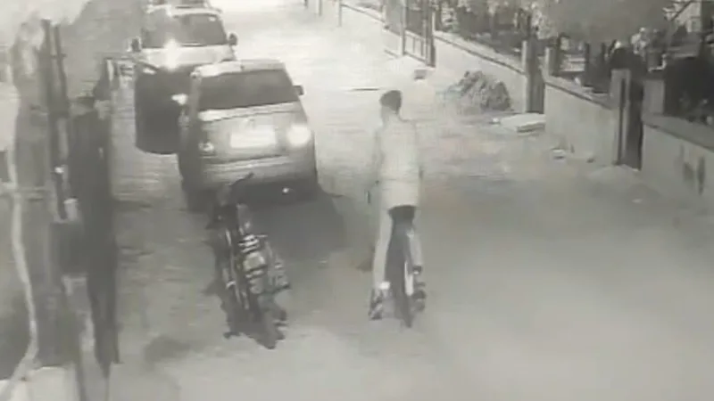 Denizli'nin Çivril ilçesinde bir hırsız, çaldığı bisikleti bırakarak park halindeki