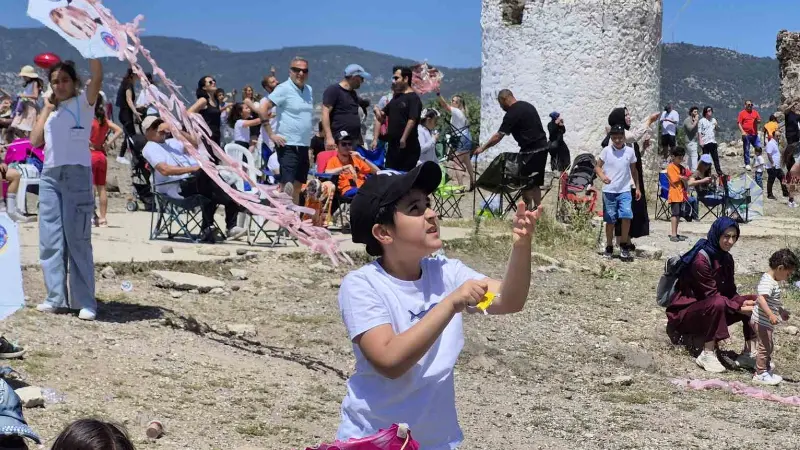 Bodrum'da düzenlenen Uçurtma Festivali, binlerce kişinin katılımıyla gökyüzünü rengarenk uçurtmalarla