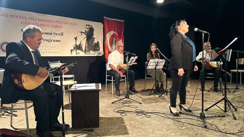 Datça’da Aşık Mahsuni Şerif’e Vefa Gecesi
HBVAKV Datça Şubesi’nin düzenlediği anma programında, Aşık Mahsuni Şerif’in türküleri