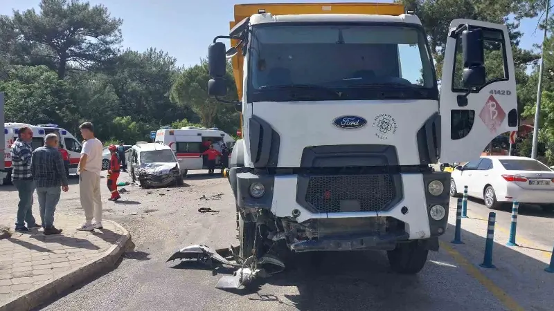 Fethiye’de kamyon ile kamyonetin çarpıştığı kazada 2 kişi yaralandı.