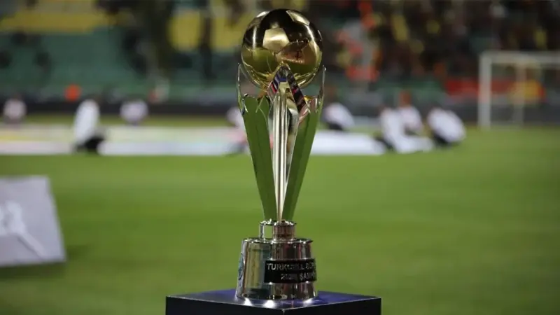 Galatasaray’ın Süper Kupa’daki rakibi belli oldu Ziraat Türkiye Kupası’nı kazanarak sezonun ilk kupasını müzesine götüren Galatasaray,