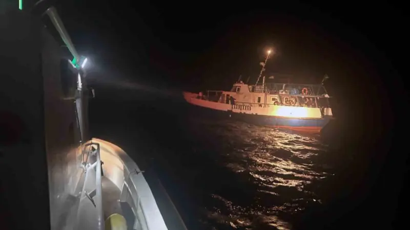 Göçmen kaçakçıları özel tekne ile kaçarken yakalandı Muğla'nın Datça ilçesi açıklarında Sahil Güvenlik ekipleri, bir özel teknede