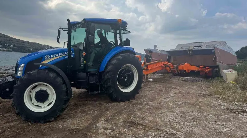 İzinsiz bırakılan tekneler vinçle kaldırıldı Bodrum'un Gölköy Mahallesi'nde, denize indirme-bindirme alanında uzun süredir sorun yaratan