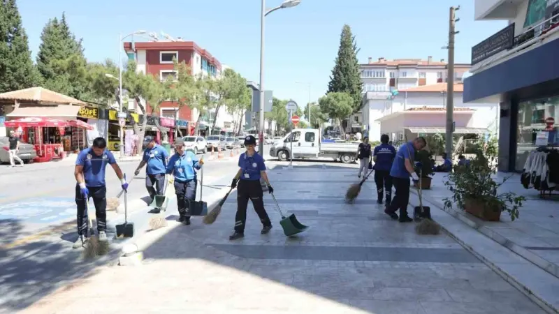 Muğla’da Kapsamlı Temizlik Seferberliği: “Temiz Kent, Sağlıklı Yaşamın Teminatıdır” Muğla Büyükşehir Belediyesi, 13 ilçede 107 personel ve çeşitli araçlarla