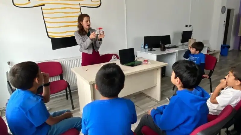 Muğla Uluslararası Gençlik Merkezi'nde düzenlenen Uzay ve Havacılık Atölyesi, gençlerin